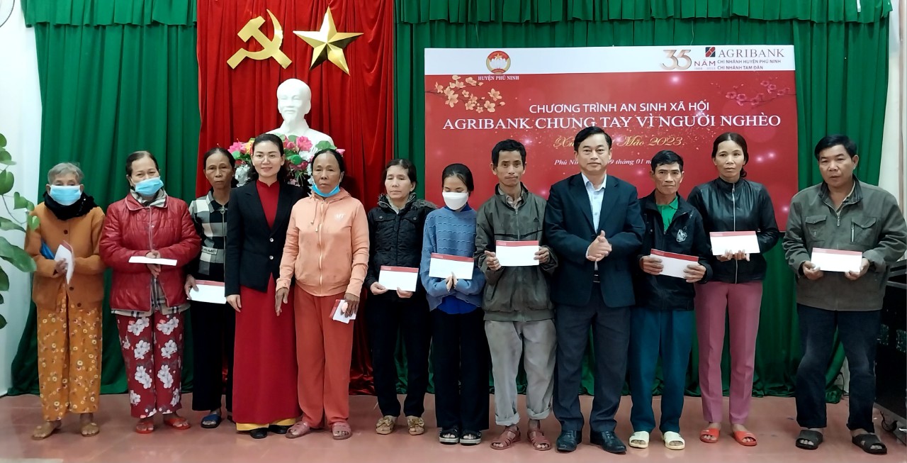 Ngân hàng Agribank chi nhánh Phú Ninh và Chi nhánh Tam Đàn tặng 100 suất quà tết cho hộ nghèo