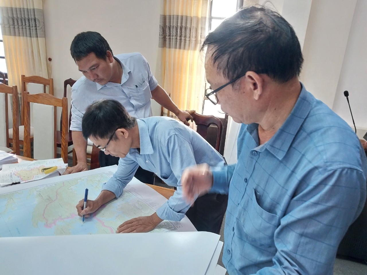 Ký xác nhận pháp lý bộ hồ sơ, bản đồ địa giới hành chính   giữa các xã trên địa bàn huyện Phú Ninh